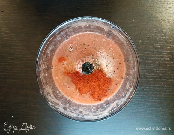 Добавить соль, перец и паприку, 2 ст. л. оливкового масла. Готовый суп убрать в холодильник на полчаса для охлаждения.