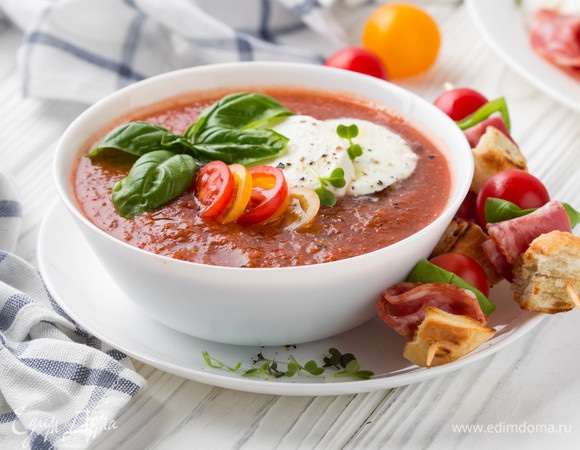 Приготовить крутоны. Для этого багет нарвать или нарезать на кубики, сбрызнуть 1 ст. л. оливкового масла и обжарить до румянца. На шпажки нанизывать по очереди помидор черри, листик базилика, ломтик салями (сальчисон, испанский хамон или любой другой мясной деликатес), крутон. Суп разлить по тарелкам, выложить несколько ломтиков моцареллы, посолить и поперчить ее сверху. Украсить веточкой базилика, сбрызнуть оливковым маслом и подавать вместе со шпажками.