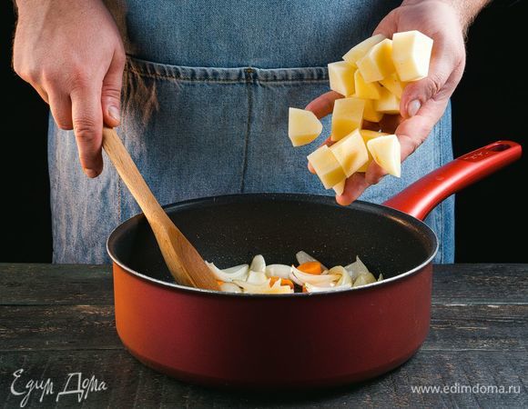 Лук и морковь обжарьте на сковороде с растительным маслом в течение 3–4 минут. Добавьте картофель, обжарьте все вместе еще несколько минут.