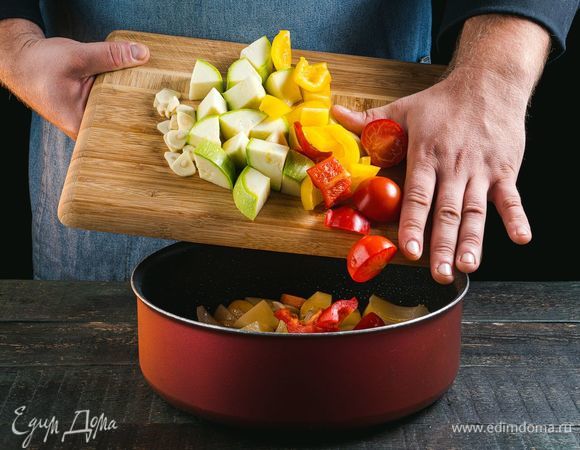 Добавьте к овощам перец, кабачки, помидоры, чеснок. Тушите все вместе на небольшом огне под крышкой 15–20 минут до готовности картофеля. При необходимости добавляйте воду или бульон.