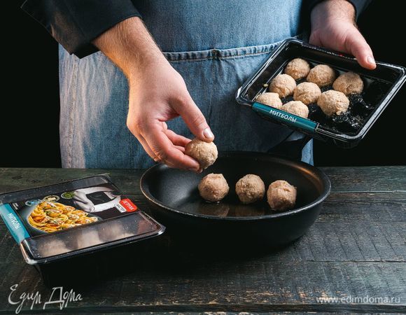 В это время на отдельной сковороде обжарьте до готовности митболы с творожным сыром ТМ «Петруха Мастер».