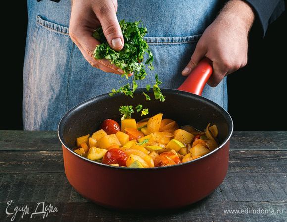 К тушеным овощам добавьте рубленую кинзу.