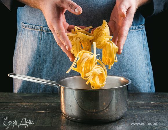 Отварите феттучине в подсоленной воде до состояния альденте.