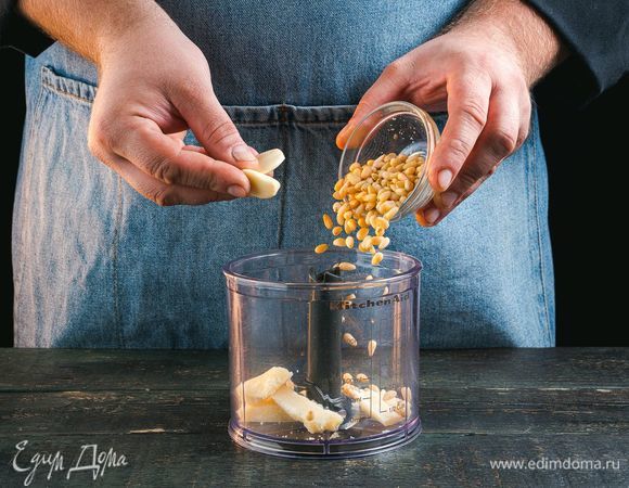 В чашу блендера добавьте сыр, кедровые орехи и чеснок.