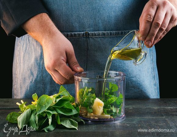 Добавьте листья базилика и петрушки без стеблей, оливковое масло, соль по вкусу. Измельчите.