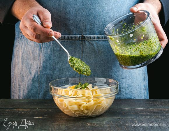 Готовую пасту переложите в большую емкость, перемешайте с соусом песто.