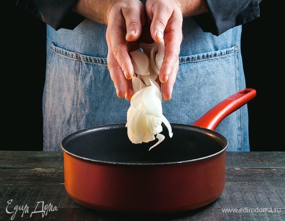 Очистите и нарежьте лук. Обжарьте его на растительном масле в течение 2–3 минут.