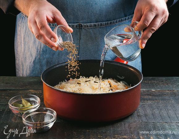 Добавьте специи, влейте немного воды и тушите под крышкой 35–40 минут.