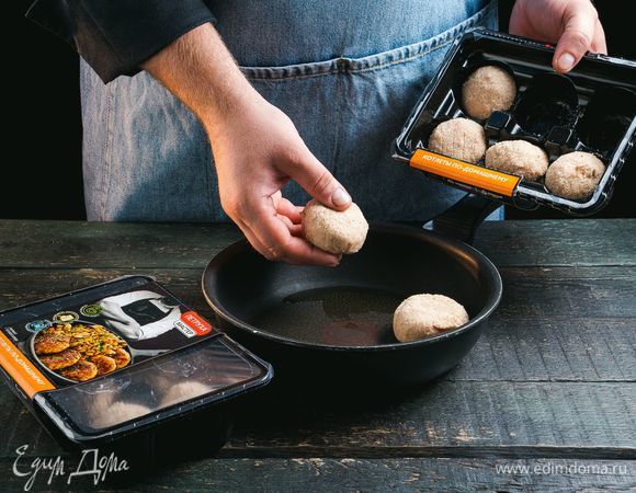 В это время котлеты по-домашнему ТМ «Петруха Мастер» обжарьте до готовности с двух сторон.