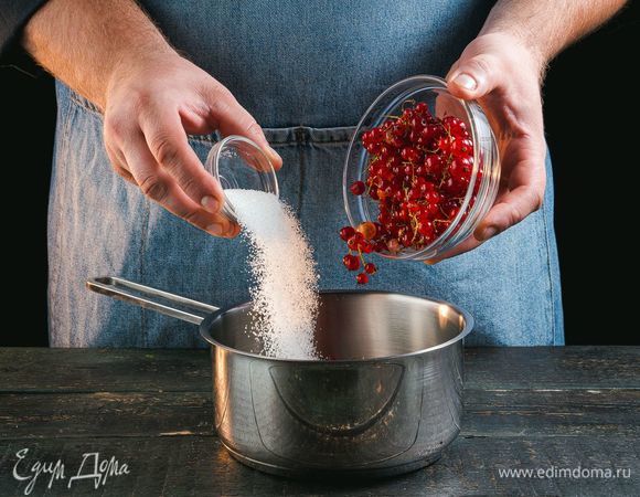 В сотейник добавьте ягоды и сахар.