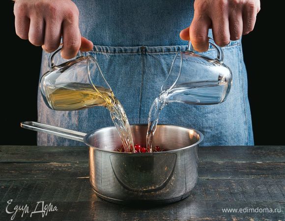 Влейте вино и воду.