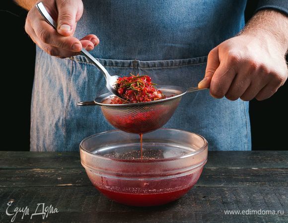 Протрите смесь через сито.