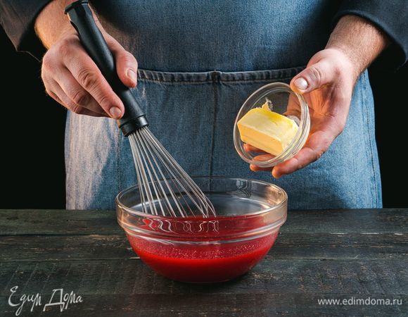 К протертым ягодам добавьте холодное сливочное масло. Проварите все на медленном огне в течение семи минут, постоянно помешивая.