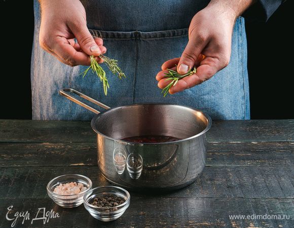 Добавьте соль, перец, тимьян и розмарин.