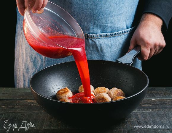 Полейте мясо ягодным соусом и томите до готовности еще 5–7 минут.