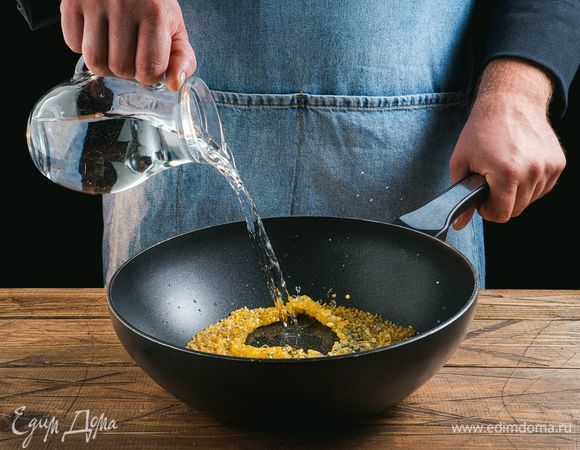 После этого поставьте крупу вариться в подсоленной воде (15–20 минут после закипания воды).
