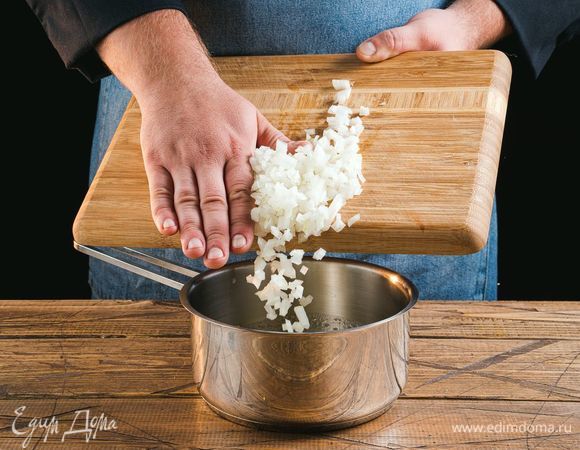 В это время приготовьте соус. В сотейнике растопите сливочное масло, добавьте измельченный лук, обжарьте до мягкости.
