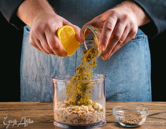 Добавьте сок половины лимона, специи. Взбейте все, чтобы получить однородную массу.