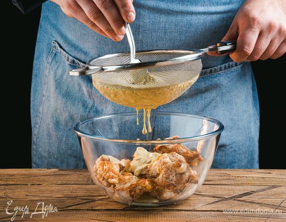 Протрите соус через сито и смешайте с горячими куриными плечиками ТМ «Петруха Готово». Оставьте на ночь, чтобы мясо курицы впитало соус.