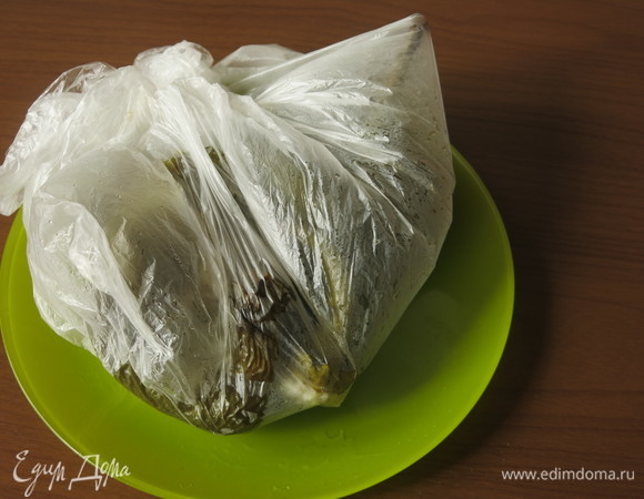 Запекаем перцы при 220°C. Помещаем в пакет.