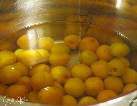 Заливаем алычу водой и отвариваем до размягчения.
