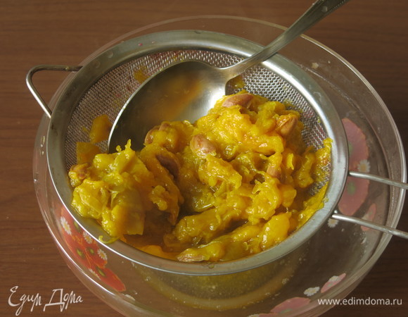 Перетираем алычу через сито.