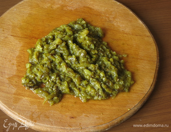 С перца снимаем кожицу и мелко нарезаем.