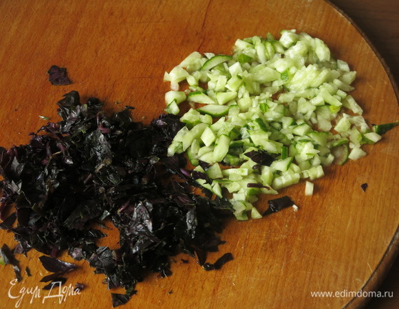Нарезаем зелень и огурец мелко. Я использовала базилик, в оригинале — укроп.