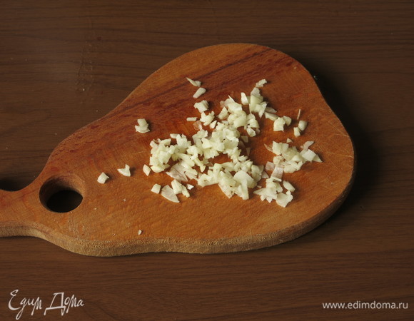 Нарезаем чеснок.