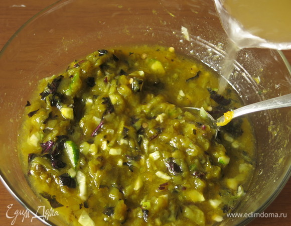 Разводим отваром алычи. Я добавила всего 400 мл, часть отвара оставила, получился густой насыщенный суп. Количество жидкости варьируем по вкусу.