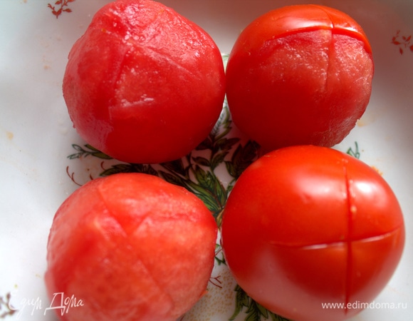 Томаты ошпарить, снять кожицу.