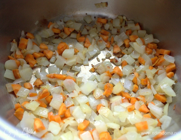 Обжарить в кастрюле с толстым дном на двух видах масла.