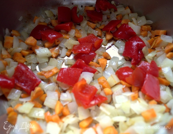 Чеснок и паприку отправить в кастрюлю и немного помешать на огне.