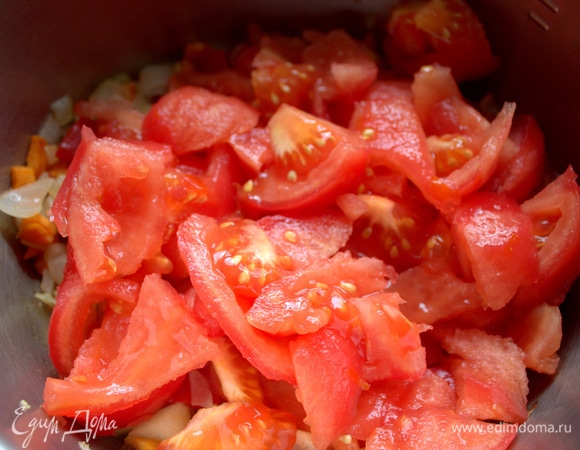 Затем крупно нарезать туда же томаты.