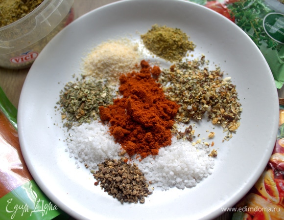 Специи... У меня еще приправа для супов с ароматом лаврового листа. В составе перечной смеси есть чили — муж сам заготавливает.