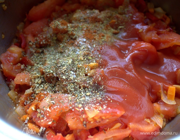 Прогреть вместе с томатами и томатной пастой. У меня паста в бумажной пачке, не сильно концентрированная, мы ее разводим на сок дома.
