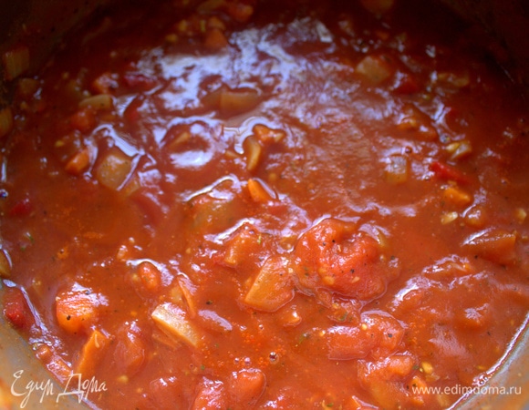 Долить воды по желанию и потушить. Воды добавляйте, сколько потребуется — зависит от сочности томатов. Можно вообще воду исключить!