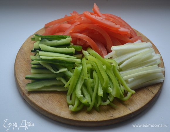 Помидоры и огурцы очиcтить от мякоти. Твердую часть нарезать соломкой. Также соломкой нарезать перец, сельдерей и пекинскую капусту.