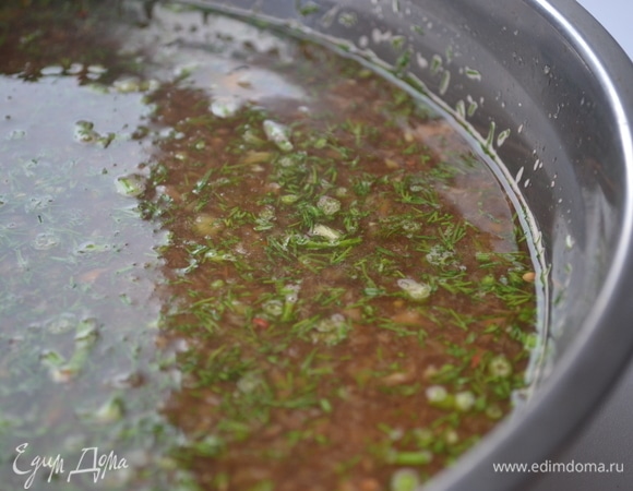 В воду добавить 200 мл соевого соуса (возможно, понадобится меньше — все зависит от концентрации соуса и ваших вкусовых предпочтений), 3 столовые ложки яблочного уксуса, 1 столовую ложку сахара, мелко нарезанный укроп, измельченную мякоть огурцов и помидоров, молотый кориандр. Перемешать и убрать в холодильник.