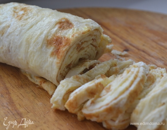 3 яйца смешать с небольшим количеством воды (пара столовых ложек), посолить и пожарить 4 яичных блинчика. Блинчики свернуть в рулет и нарезать соломкой.