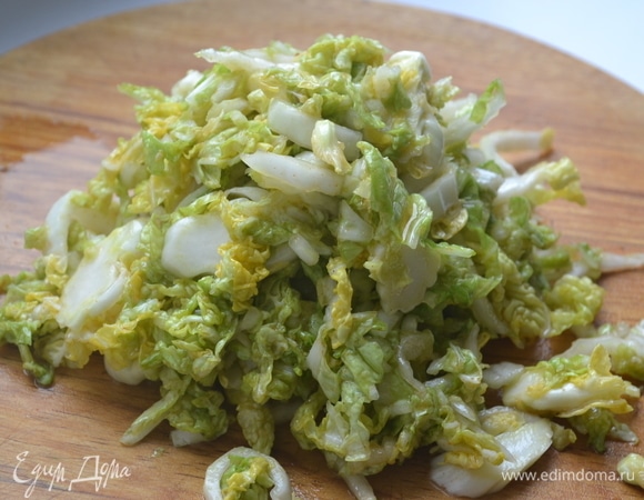 Пекинскую капусту слегка подсолить. Добавить 1 столовую ложку яблочного уксуса, немного сахара и 1 столовую ложку растительного масла. Перемешать.