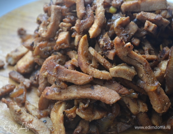 Куриное филе нарезать соломкой и добавить ко второй половине обжаренного лука. Обжарить до готовности, добавить 50 мл соевого соуса и щепотку острого перца. Выпарить соус.