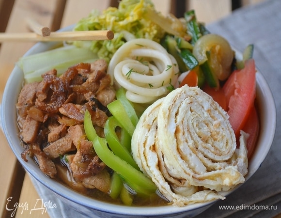 Лапшу отварить до готовности. Сервировка: в тарелку положить лапшу, залить бульоном, сверху положить немного огурцов, помидоров, омлет, сельдерей, капусту и болгарский перец. Приятного аппетита!