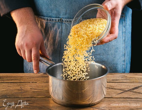 Рис отварите в подсоленной воде до готовности.