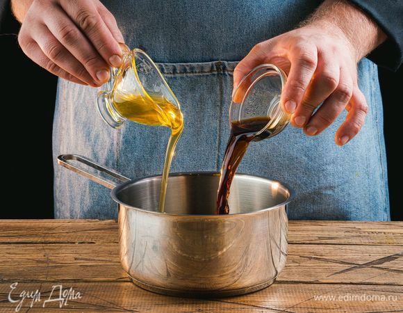 Пока варится рис, займитесь соусом. В сотейнике соедините мед и соевый соус.