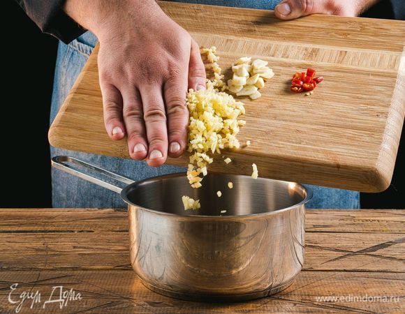 Добавьте в сотейник мелко нарезанный чеснок, чили и имбирь. Прогрейте соус 3 минуты.