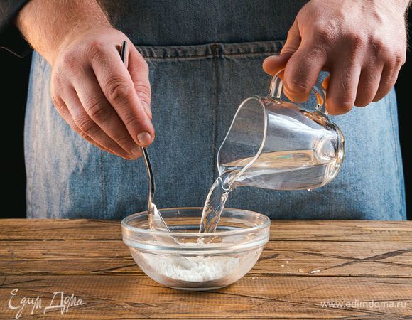 Крахмал разведите холодной водой.