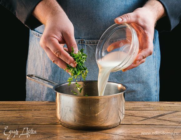 Добавьте в горячий соус разведенный крахмал и мелко нарезанную кинзу.