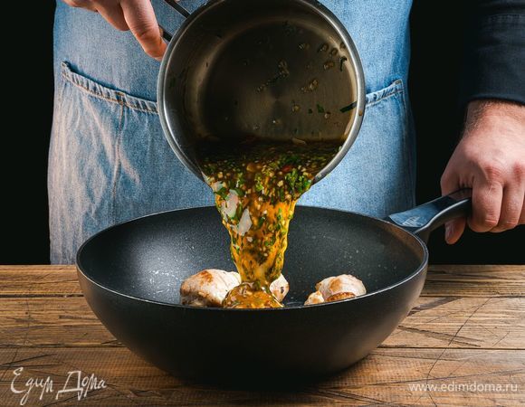 Залейте соусом, все хорошо перемешайте и прогрейте.