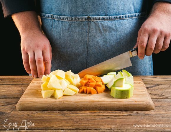 Картофель, морковь и кабачок промойте и очистите, нарежьте небольшими кубиками.